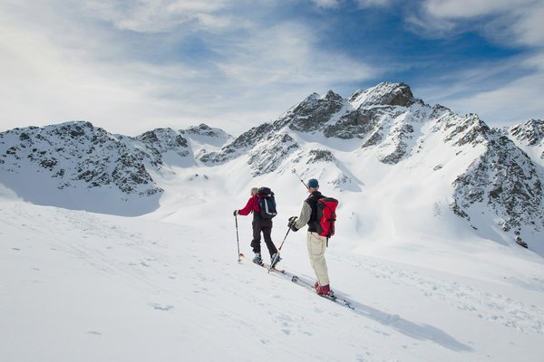 Quels sont les meilleurs itinéraires pour une randonnée dans les montagnes de l'Auvergne, France ?